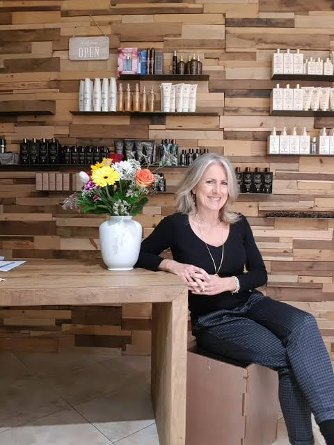 Elena Briz nel salone di Domaso